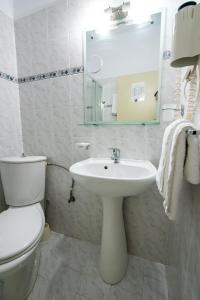 Koupelna v ubytování Dionisos Hotel