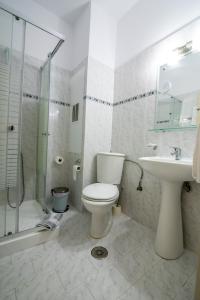 Koupelna v ubytování Dionisos Hotel