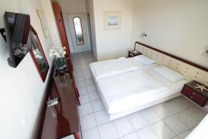 Postel nebo postele na pokoji v ubytování Dionisos Hotel