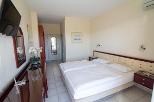 Postel nebo postele na pokoji v ubytování Dionisos Hotel