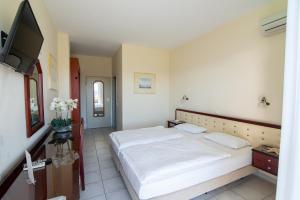 Postel nebo postele na pokoji v ubytování Dionisos Hotel
