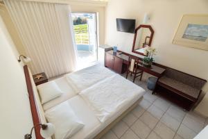Postel nebo postele na pokoji v ubytování Dionisos Hotel