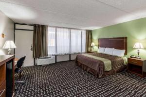 Postel nebo postele na pokoji v ubytování Days Inn by Wyndham Midland
