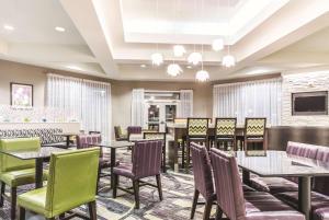 comedor con mesas y sillas en La Quinta by Wyndham Grand Junction Airport, en Grand Junction