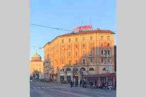 budynek z znakiem na górze na ulicy w obiekcie Suite Nico Bologna Centro w Bolonii
