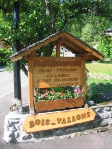 un panneau indiquant un jardin fleuri dans l'établissement Chalet Bois Vallons Chambres d'Hôtes, à Morzine