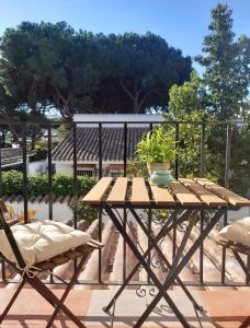 Balkon lub taras w obiekcie Benamara Gardens, Apartment with Pool, 100m from Beach near Marbella & Estepona