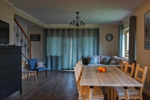 sala de estar con mesa y sofá en domek nad potokiem en Kościelisko