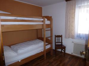 ヴァークラインにあるFerienhaus Teigiのベッドルーム1室(二段ベッド2台、椅子付)