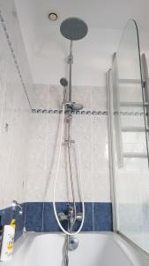 a shower in a bathroom with a tub at Maison de vacances bord de mer Sibiril Moguériec finistère la villa Léonie in Sibiril
