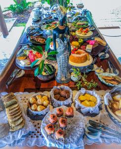een tafel met een buffet met eten erop bij Hotel e Resort Villas de Trancoso in Trancoso