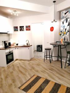 A kitchen or kitchenette at Diamond Apartments