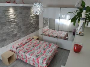 パリヌーロにあるPrimula del Mareのベッドルーム(ベッド1台、鏡付)
