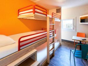 Двухъярусная кровать или двухъярусные кровати в номере hotelF1 Moret Fontainebleau