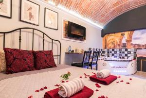 Posteľ alebo postele v izbe v ubytovaní UNDERGROUND Jacuzzi Rooms