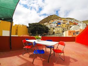 uma mesa e cadeiras no telhado de um edifício em Mi Tía holiday home with terrace em San Andrés