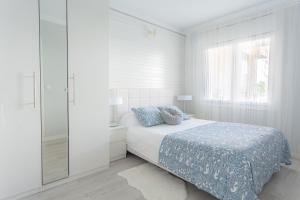 Posteľ alebo postele v izbe v ubytovaní Apartamentos Stil Mar Anna - L'Escala Stil Mar