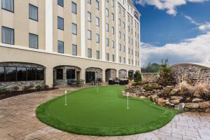 um campo de golfe em frente a um edifício em Staybridge Suites Atlanta Airport em Atlanta