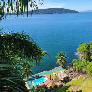 a view of the ocean and a swimming pool at Ocean Green Flats in Angra dos Reis +57 photos
