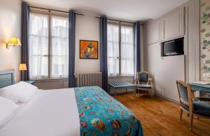Tempat tidur dalam kamar di Hôtel de Biencourt