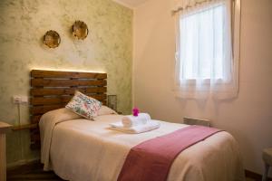Säng eller sängar i ett rum på Casa Lizarrosta en Nacadero del Urederra