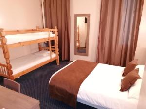 Postel nebo postele na pokoji v ubytování Logis Hôtel Saint Jacques