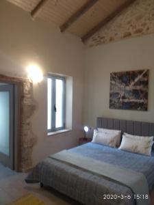 1 dormitorio con cama y ventana en Spartis House 50m from the beach, en La Canea