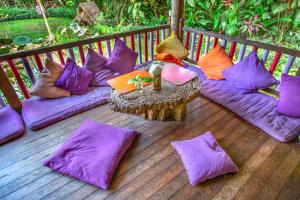 Ein Sitzbereich in der Unterkunft Swasti Eco Cottages