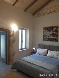 un dormitorio con una cama y una ventana en Spartis House 50m from the beach, en La Canea