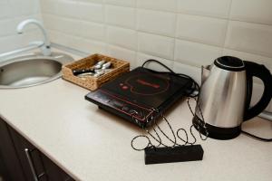 eine Küchentheke mit Toaster und Wasserkocher in der Unterkunft Apartments at Kontorska 10 in Kharkov