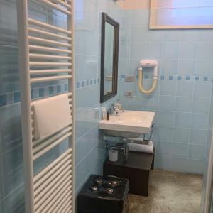 bagno con lavandino e specchio di Locanda Cortiletto d'Alba ad Alba