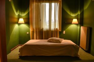 Postel nebo postele na pokoji v ubytování Hotel Polydrosos