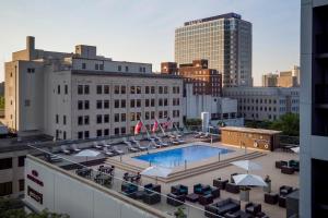 vista para uma piscina no telhado de um edifício em Staybridge Suites Atlanta - Midtown, an IHG Hotel em Atlanta