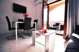 TV a/nebo společenská místnost v ubytování Apartments Samac