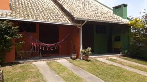 Taman di luar 2 casas na quadra do mar