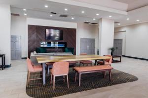 TV a/nebo společenská místnost v ubytování Holiday Inn Phoenix-Mesa Chandler by IHG