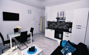 Kuchyň nebo kuchyňský kout v ubytování Apartments Samac