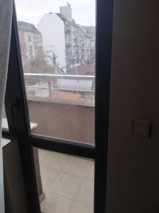 una vista da una porta che guarda fuori da una finestra di Apartment Ivaylo a Varna
