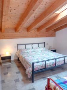 una camera con letto e soffitto in legno di Cà Nosent a Pisogne