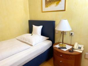 Tempat tidur dalam kamar di Pension Christina
