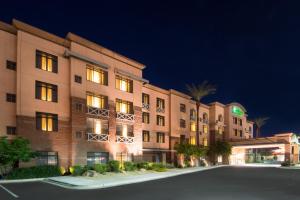 pusta ulica przed budynkiem w nocy w obiekcie Holiday Inn & Suites Goodyear - West Phoenix Area, an IHG Hotel w mieście Goodyear