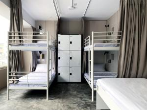 Habitación con 3 literas y 1 cama en Su Taichung Hostel - Self-service Lodge, en Taichung