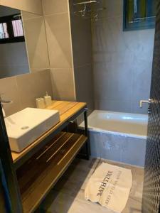 a bathroom with a sink and a bath tub at Lofts Mai Self Amenities in Tigre