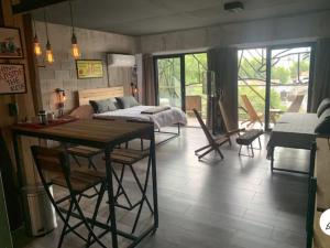 Lofts Mai Self Amenities في تيغري: غرفة معيشة مع سرير وطاولة وكراسي