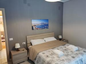 - une chambre avec un lit avec deux lampes et un tableau dans l'établissement Sorrento's Holidays Room 1, à Sorrente