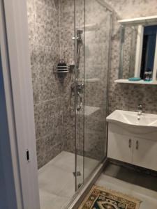bagno con doccia e lavandino di SkiLuxe New Gudauri - Loft 2 a Gudauri