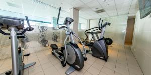 Fitness centrum a/nebo fitness zařízení v ubytování Fletcher Hotel-Restaurant Jagershorst-Eindhoven