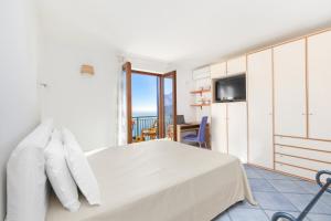 Schlafzimmer mit einem Bett und Meerblick in der Unterkunft AMORE RENTALS - Residenza Rosalia 1 in Ravello