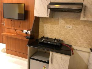 Una cocina o zona de cocina en HOTEL SPARK RESIDENCY