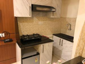 Una cocina o zona de cocina en HOTEL SPARK RESIDENCY